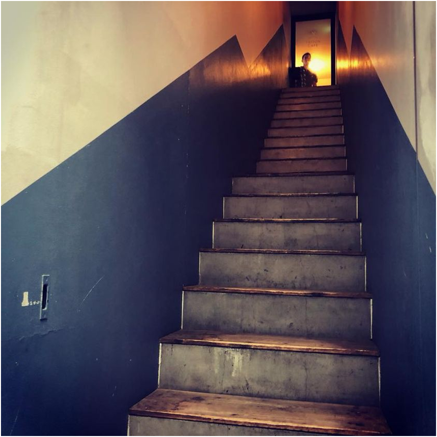 君はこの階段を躊躇なく進めるだろうか？